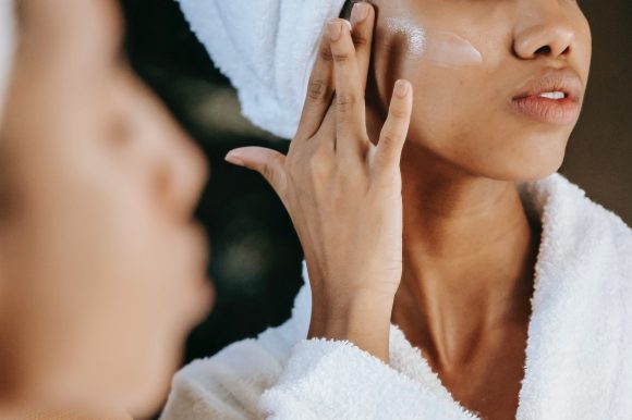 Los beneficios de las cremas hidratantes en tu rutina de cuidado facial.